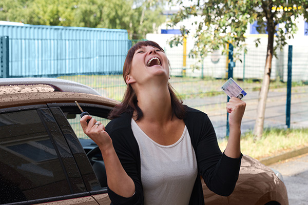 Jubel über den Führerschein, Fahrschule Hauer - Baden